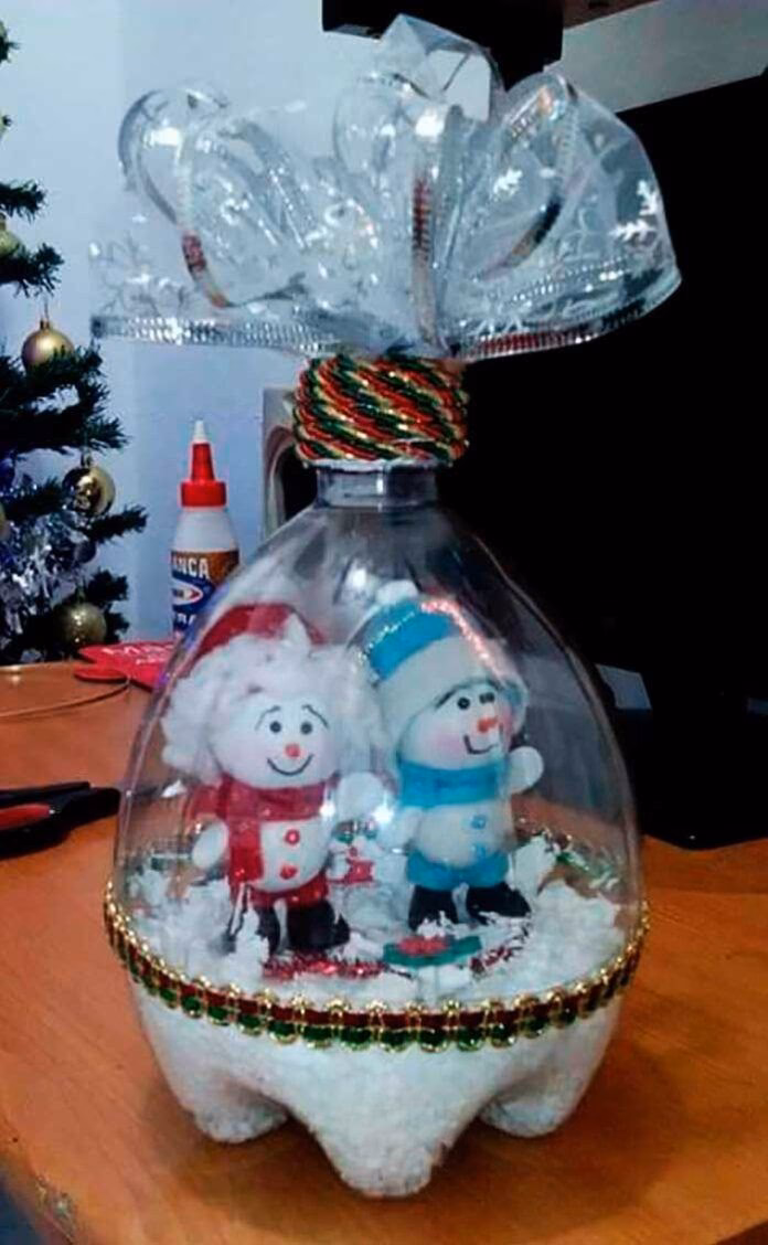 ¿Cómo hacer adornos navideños con botellas e hilo?