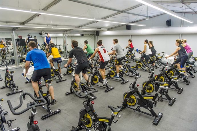 ¿Qué factores contribuyen a la mala calidad del aire en los gimnasios?