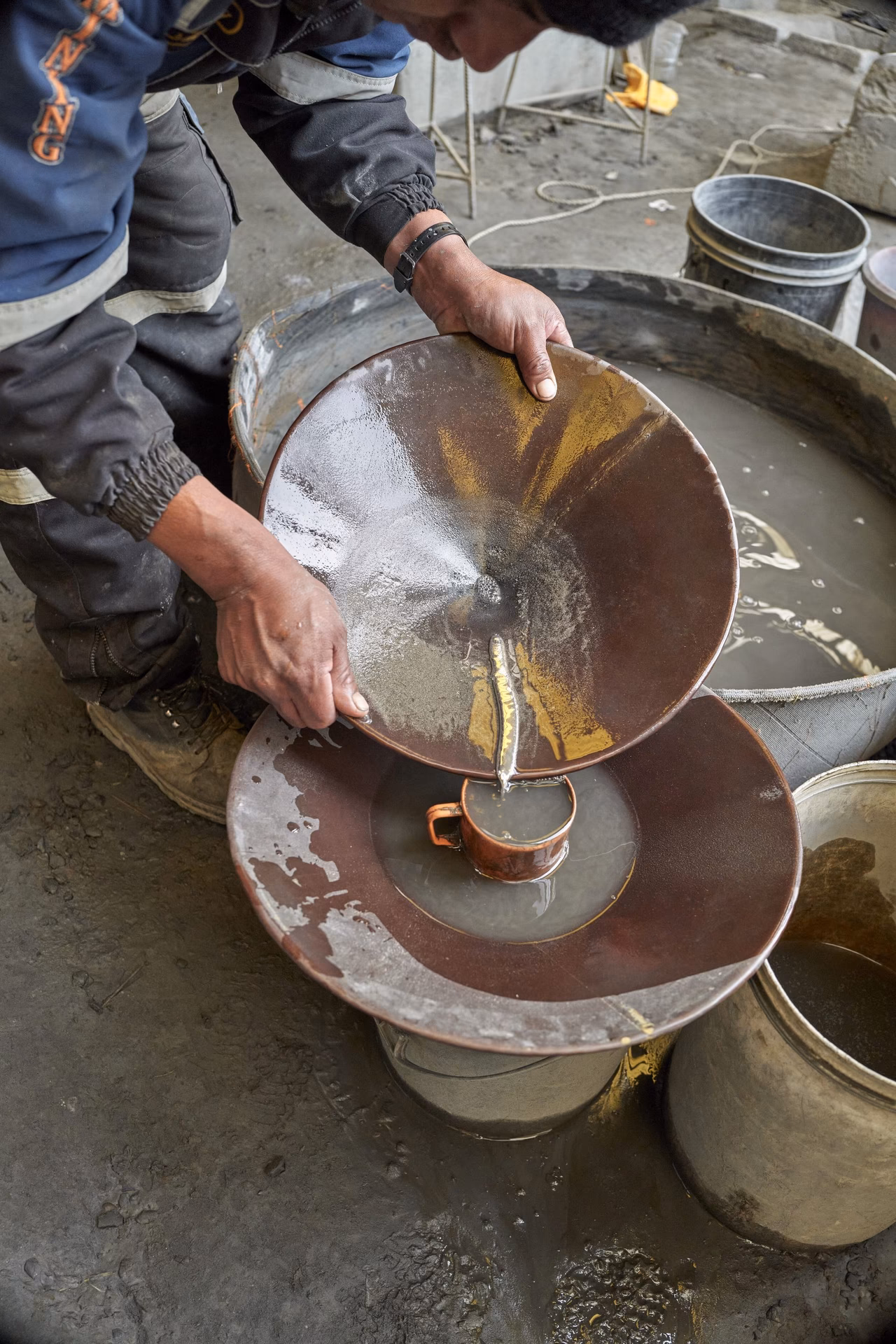 ¿Cómo contamina el mercurio los suelos?