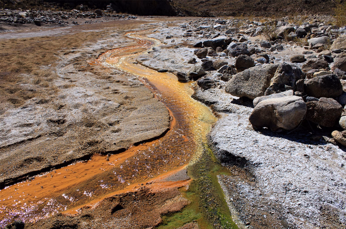 ¿Cuántas personas usan agua por día en Alumbrera?