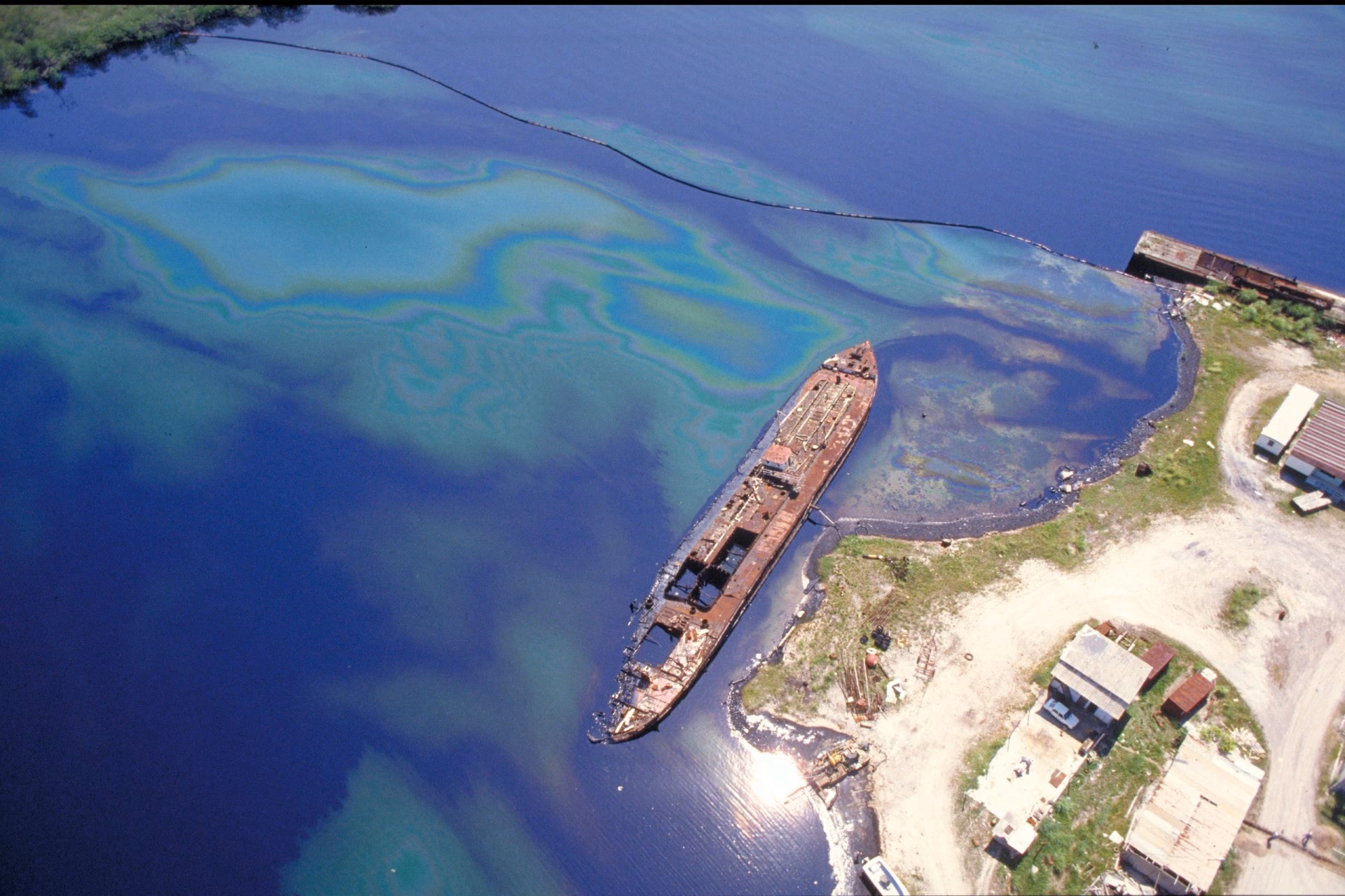 ¿Cómo afecta el derrame de petróleo a la sociedad?