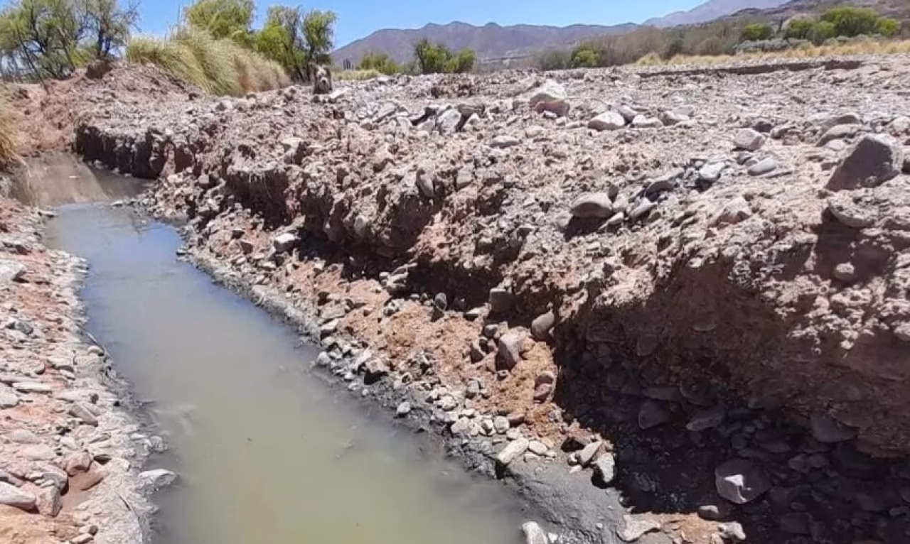¿Cómo puedo comunicarme con Agua Potable de Jujuy?