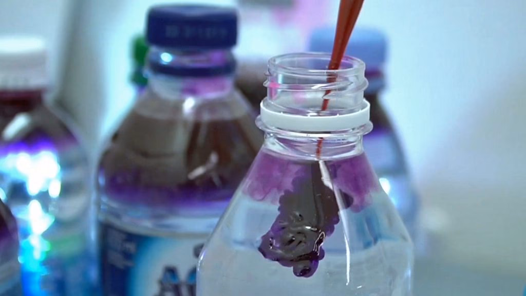 ¿Cuáles son los riesgos del agua envasada?