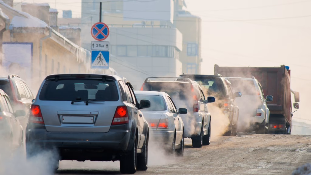 ¿Cuáles son los principales contaminantes del aire emitidos por carros, camiones y buses?