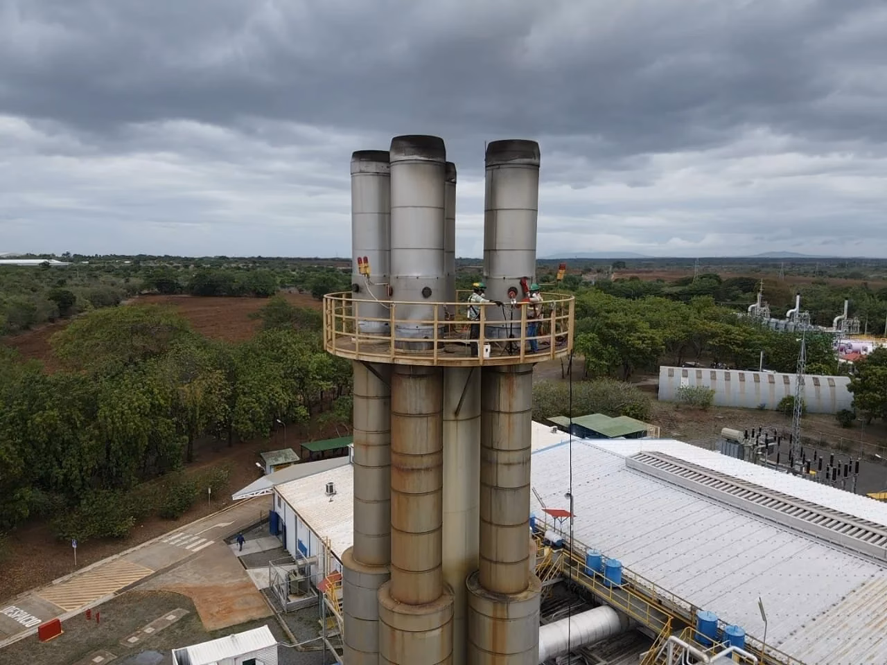 ¿Cuáles son los posibles aportes de contaminantes al estuario de Bahía Blanca?
