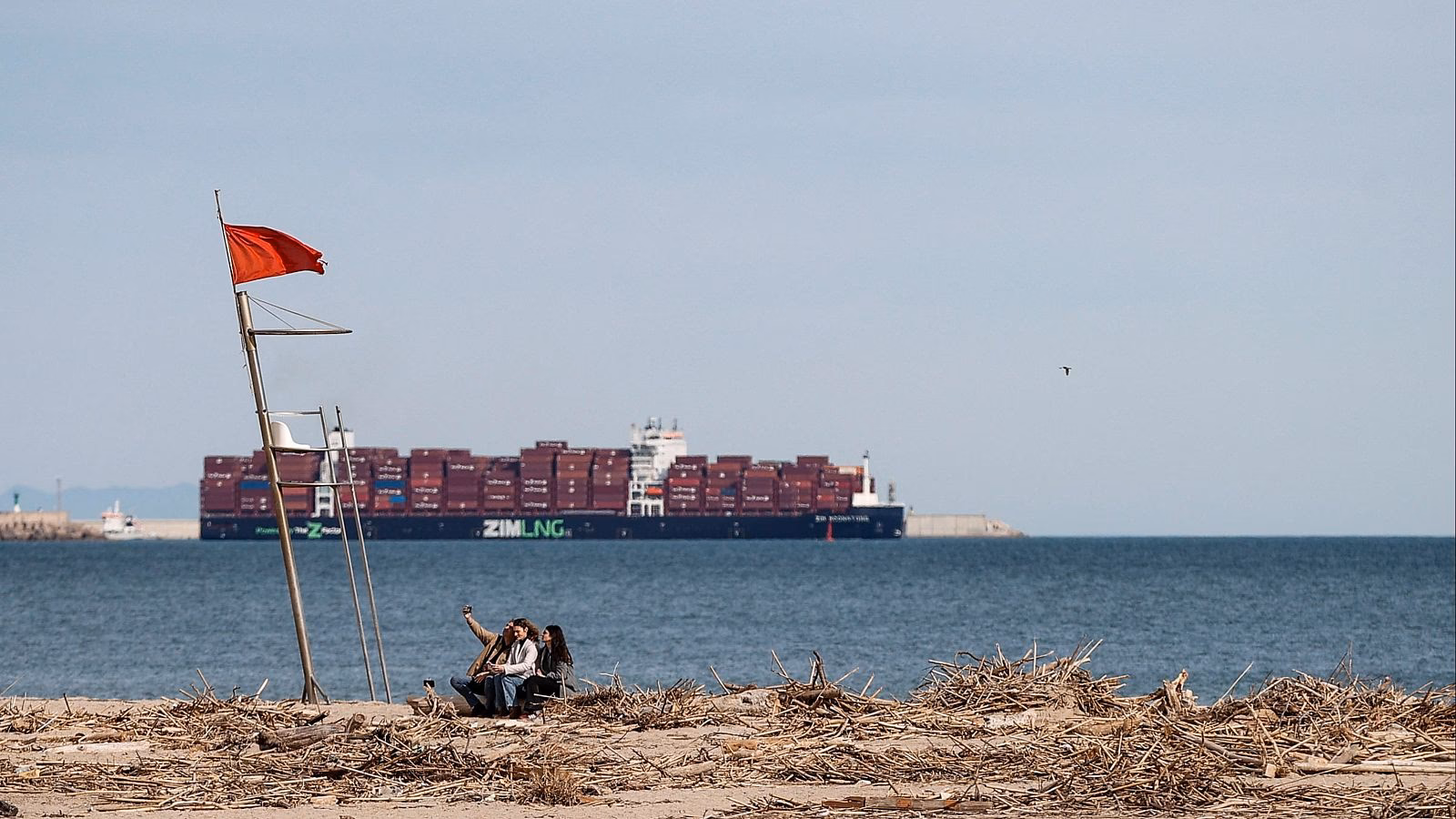 ¿Qué significan las banderas rojas y azules en las playas contaminadas?