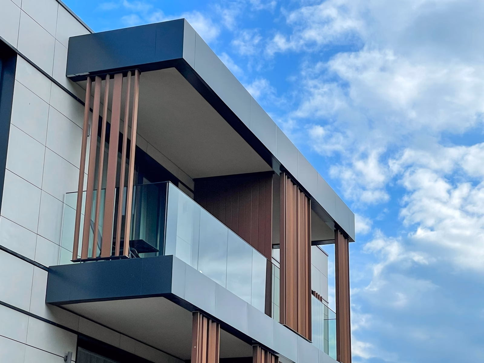 ¿Qué estilo de decoración se asocia con las barandas de vidrio?