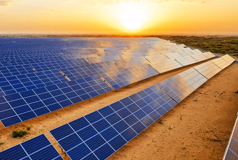 ¿Cómo ha mejorado la viabilidad económica de la energía solar en Ecuador?