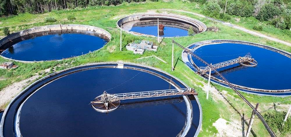 ¿Por qué estudiar la biorremediación en aguas que contienen altas cargas orgánicas de hidrocarbur?