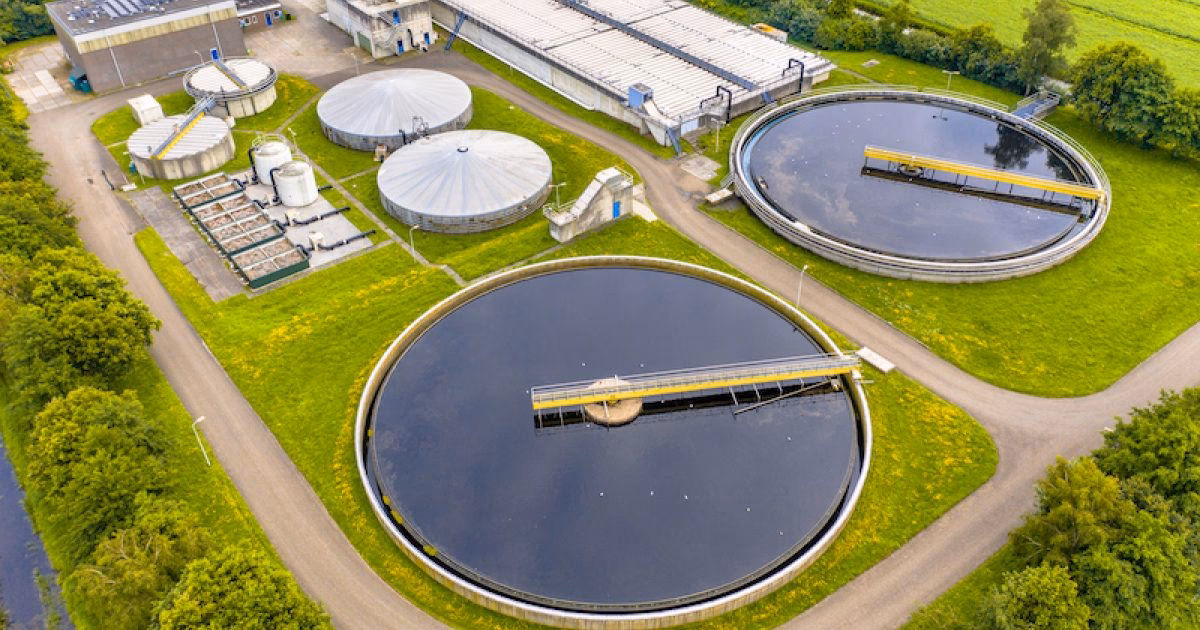 ¿Cuáles son los beneficios de la biotecnología en el tratamiento de aguas residuales?