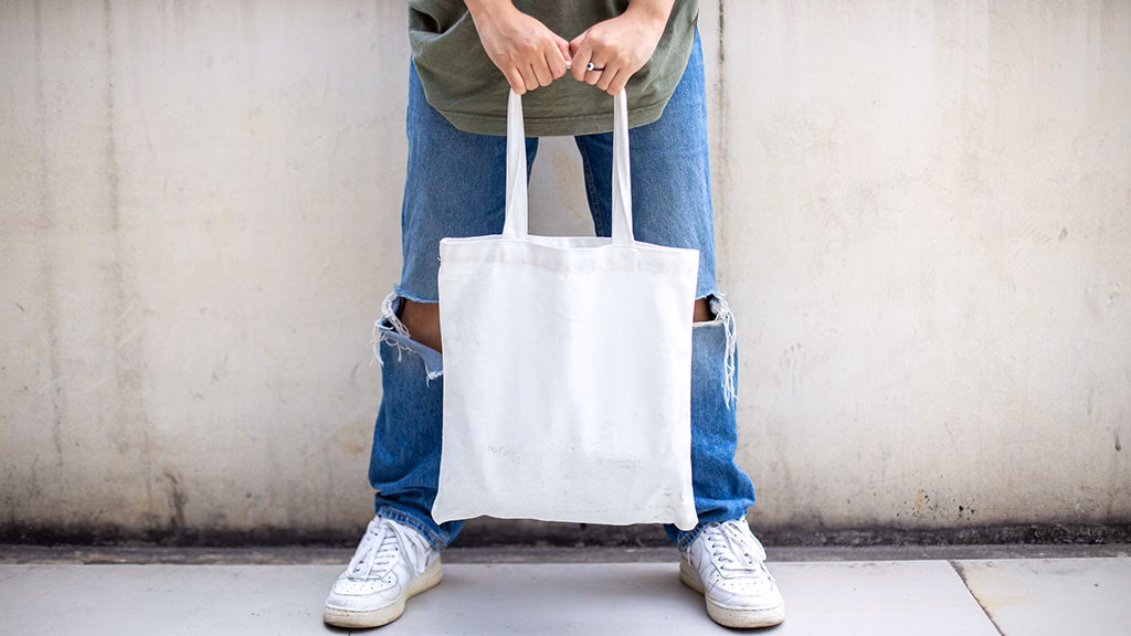 ¿Qué se desperdicia para producir una bolsa de tela?