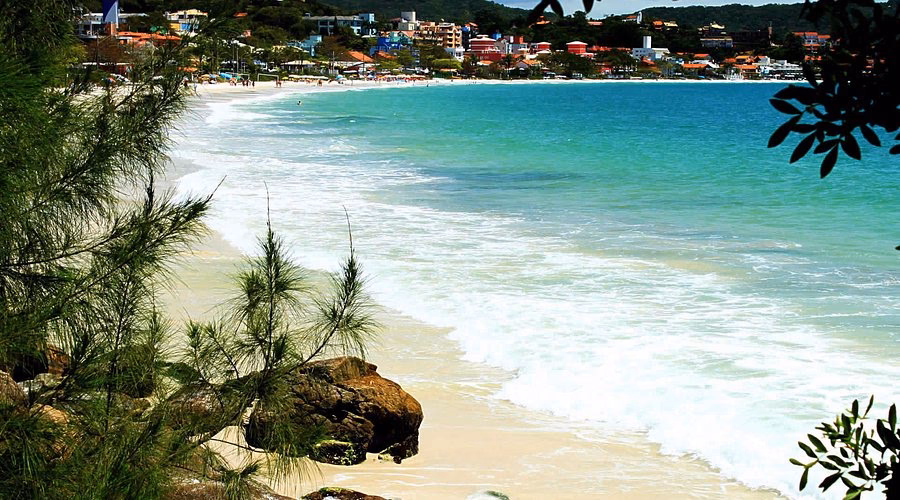 ¿Cómo se accede al municipio de Bombinhas?