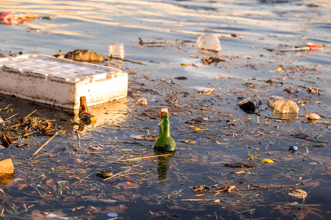 ¿Cuál es el impacto ambiental de las botellas individuales?