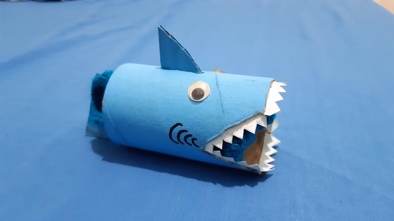 ¿Cuál es el título alternativo de la película El ataque del tiburón de tres cabezas?