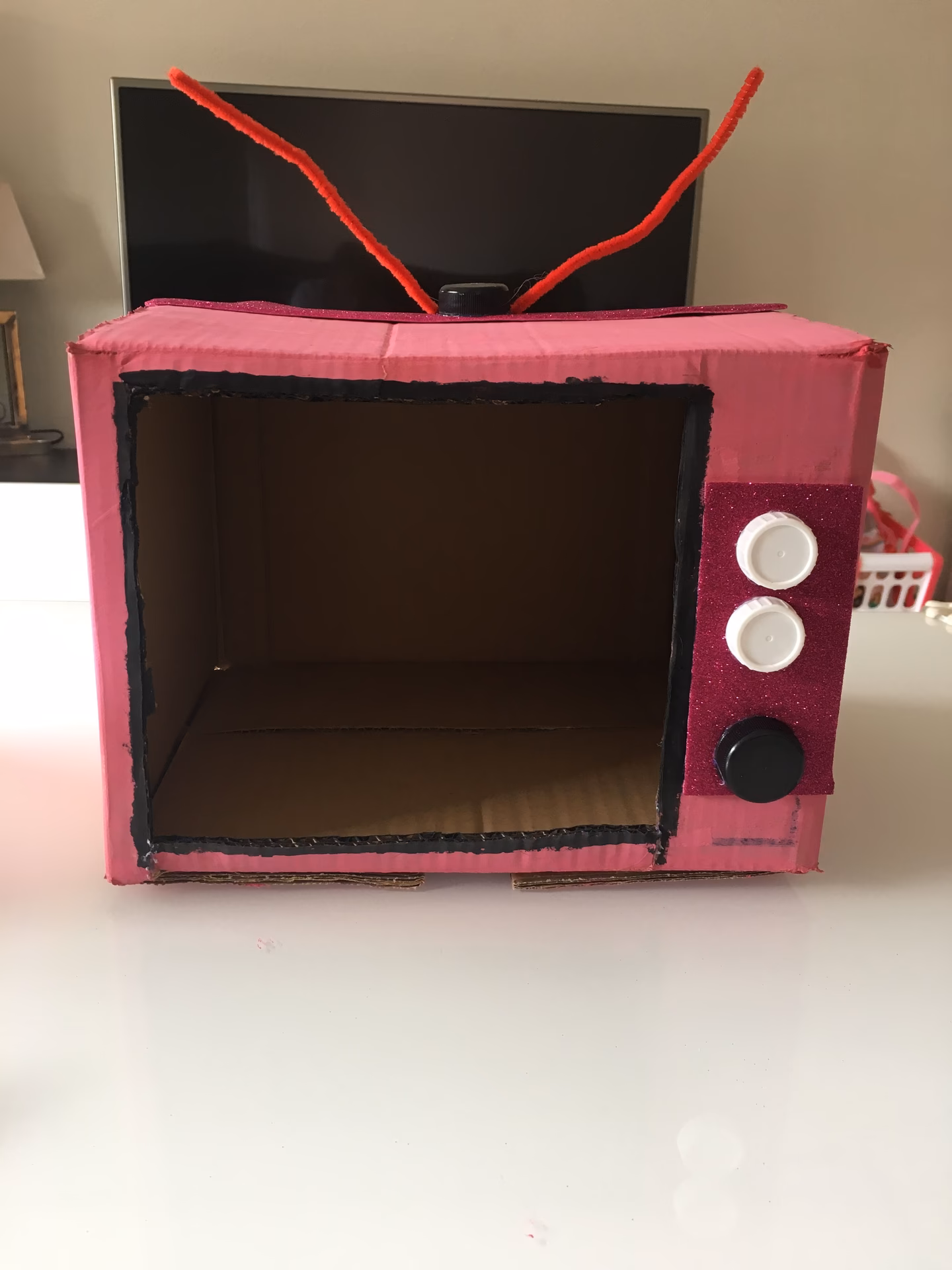 ¿Cuál es el diseño de la caja de televisor?