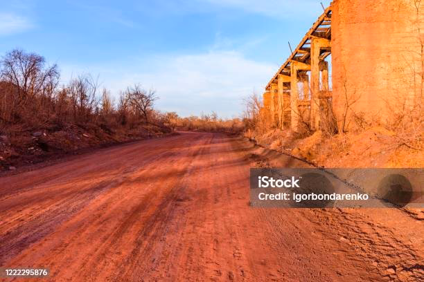 ¿Cuáles son las causas de la contaminación del aire y el ruido?