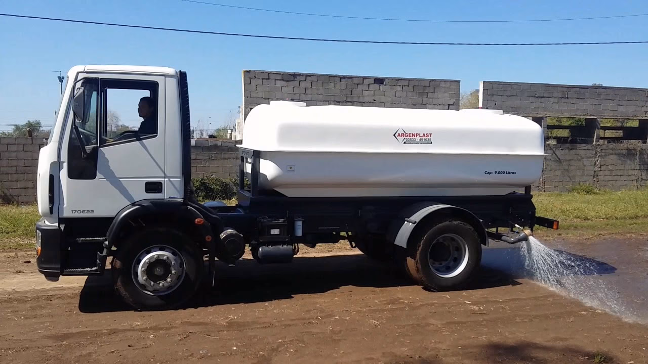 ¿Dónde puedo comprar camiones regadores de agua?