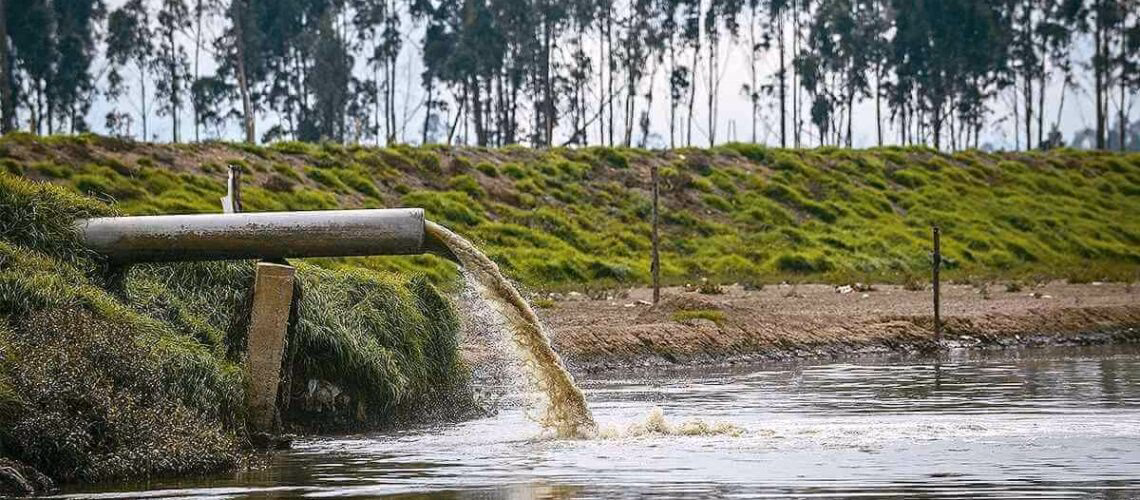 ¿Cuáles son los principales riesgos y problemas asociados con las aguas servidas o residuales?