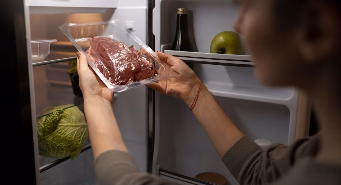 ¿Qué pasa si Descongelo la carne en el refrigerador?