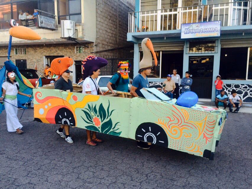 ¿Cómo hacer un carro alegórico para la primavera?