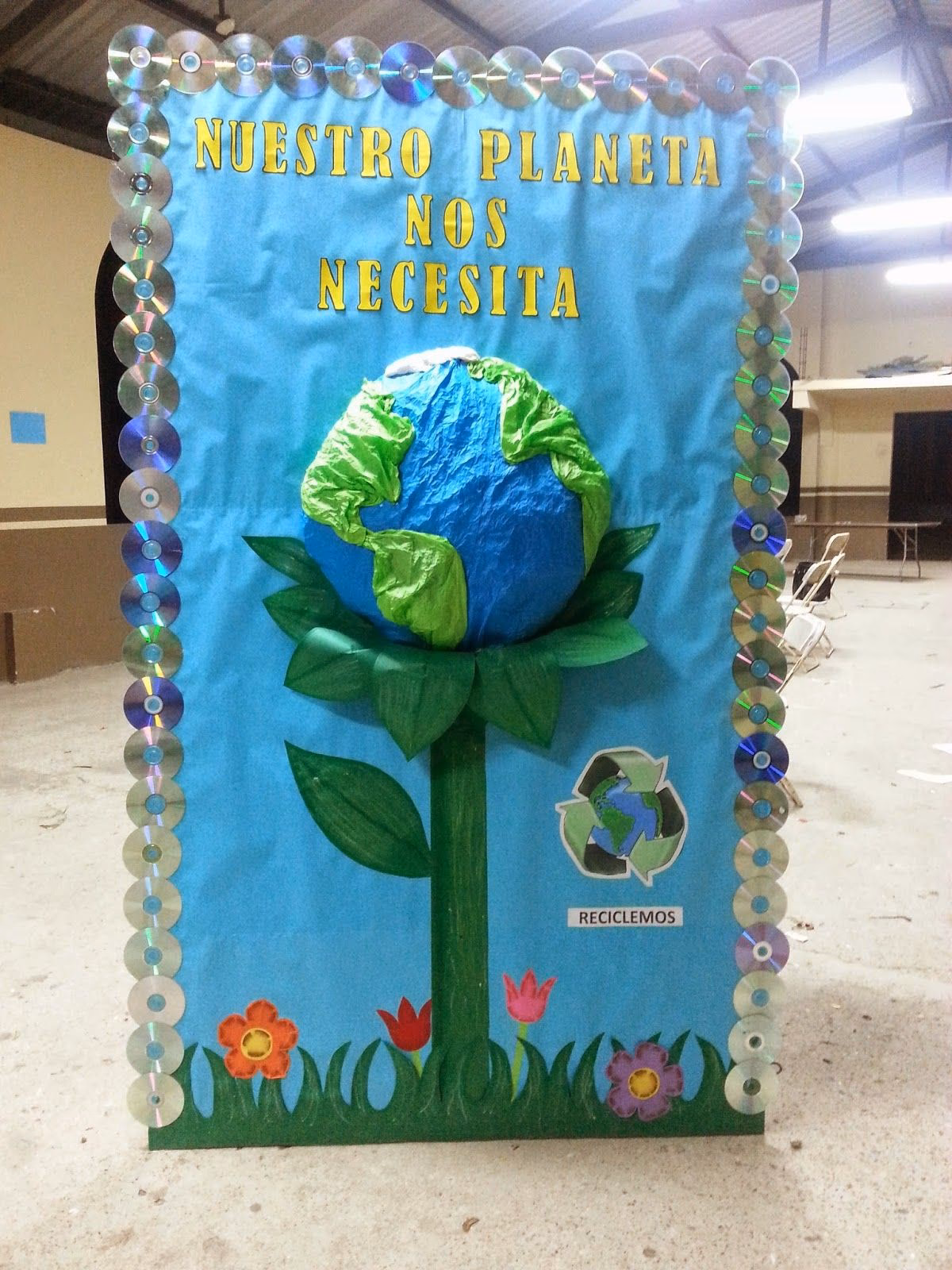 ¿Qué materiales se usan para crear carteles impactantes?