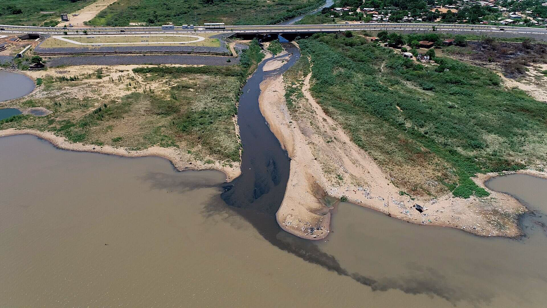¿Por qué el río Paracaya está contaminado?