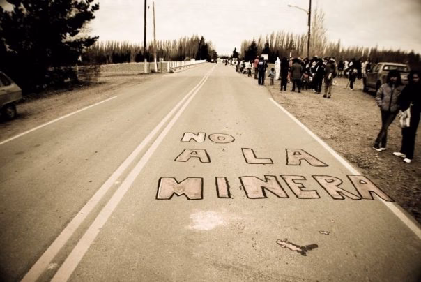 ¿Qué monitoreos ambientales realiza Cerro Vanguardia?