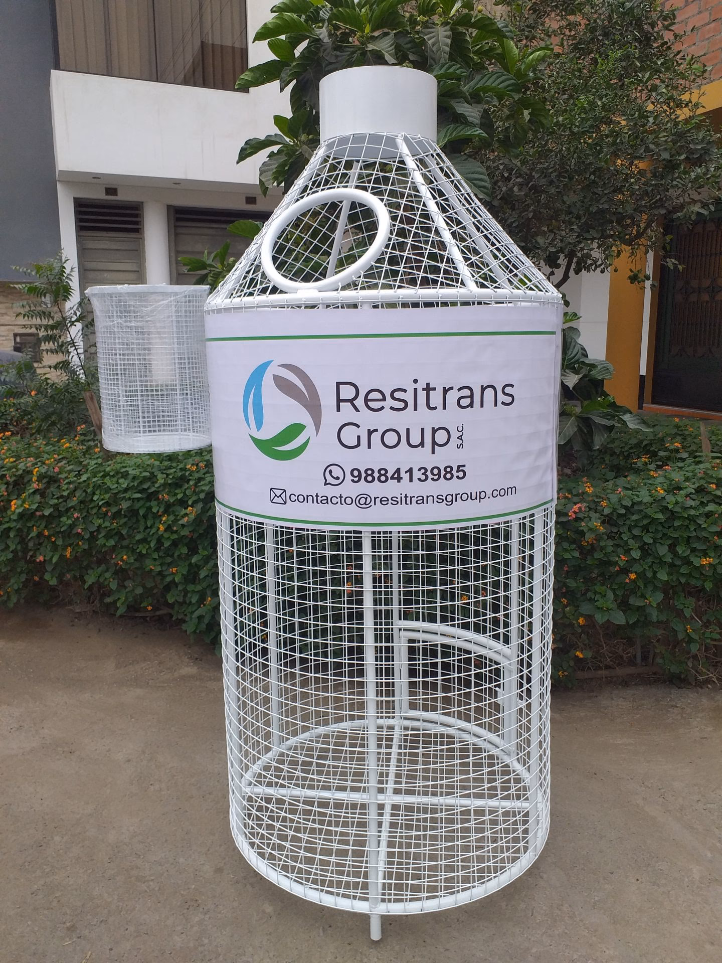 ¿Cómo reutilizar botellas de plástico para crear un cesto para basura?