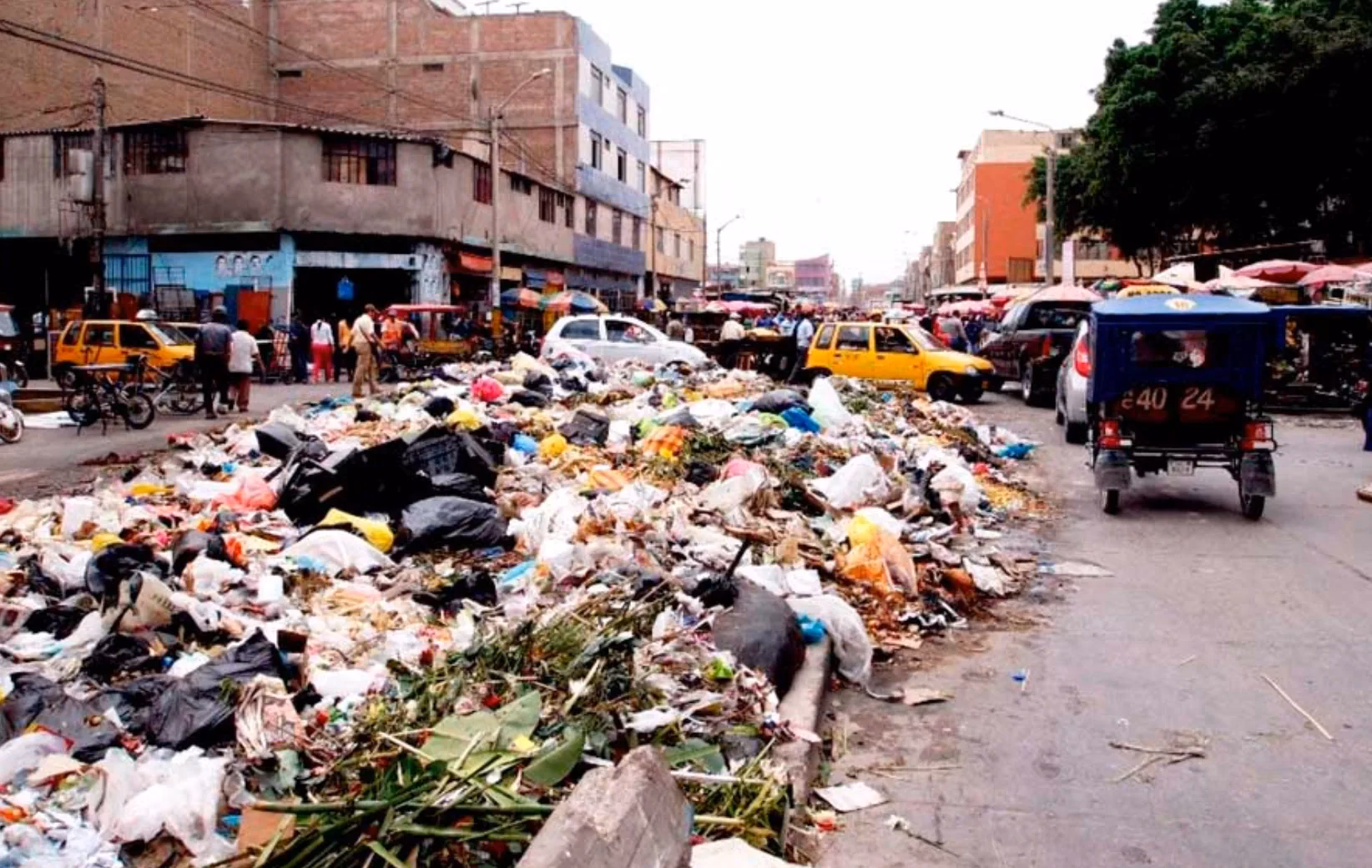 ¿Qué amenazaban los canales llenos de basura apestosa?