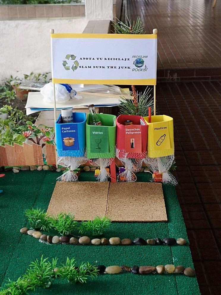 ¿Cómo hacer un stand con materiales reciclables?