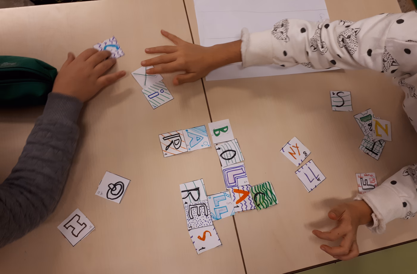 ¿Cómo hacer un tablero de Scrabble plegable?