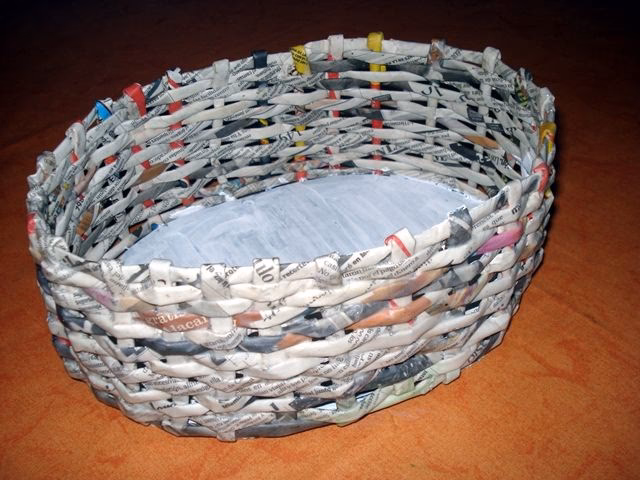 ¿Cómo hacer una canasta de periódico?