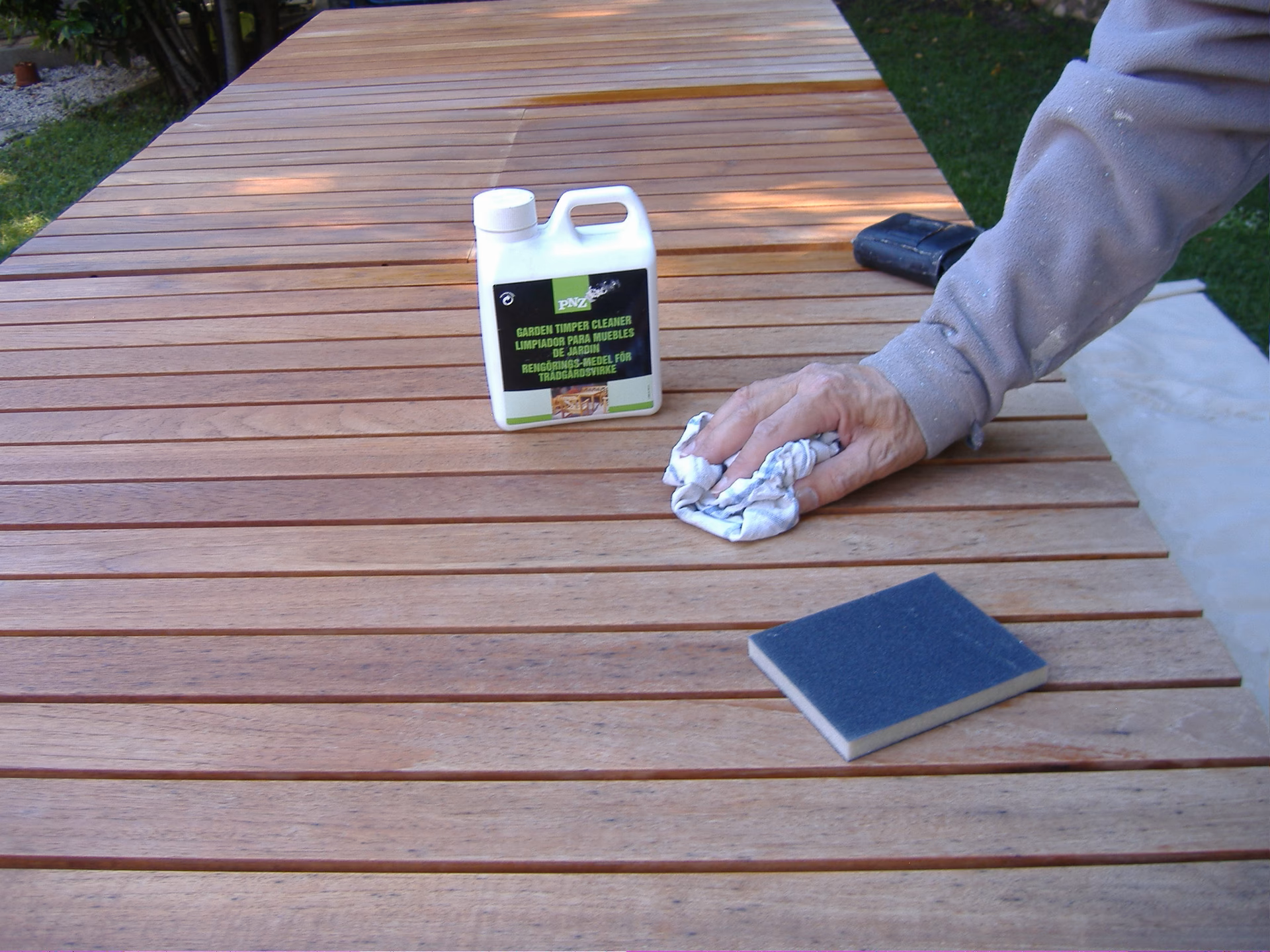 ¿Cómo limpiar muebles de madera oscura?