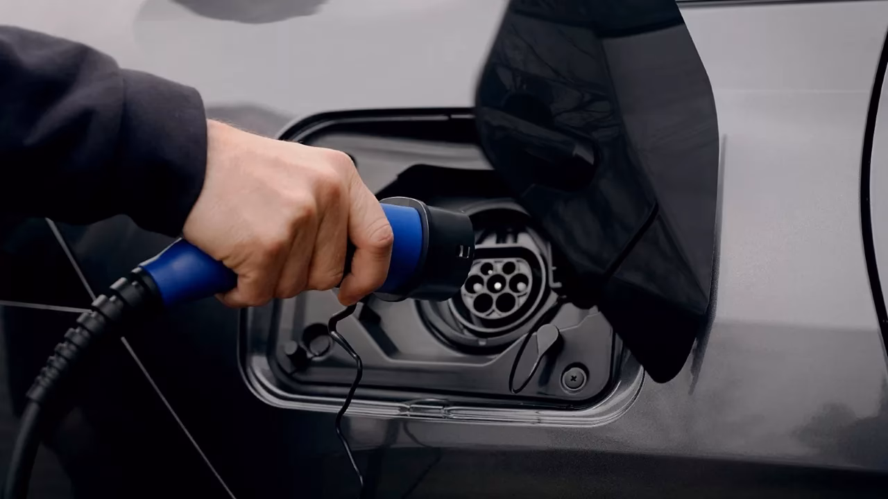 ¿Cómo cargar la batería de un coche híbrido?