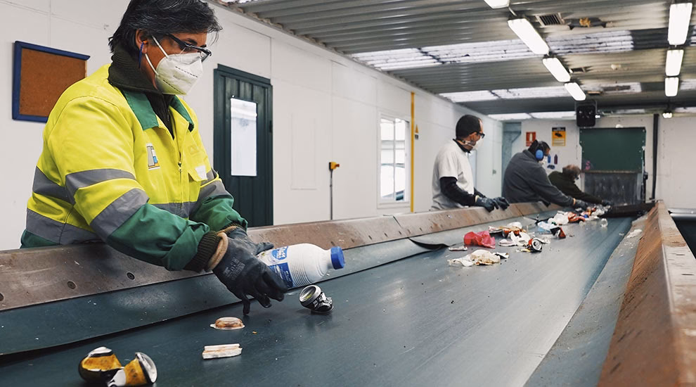 ¿Cómo se clasifican los materiales en una planta de reciclaje?