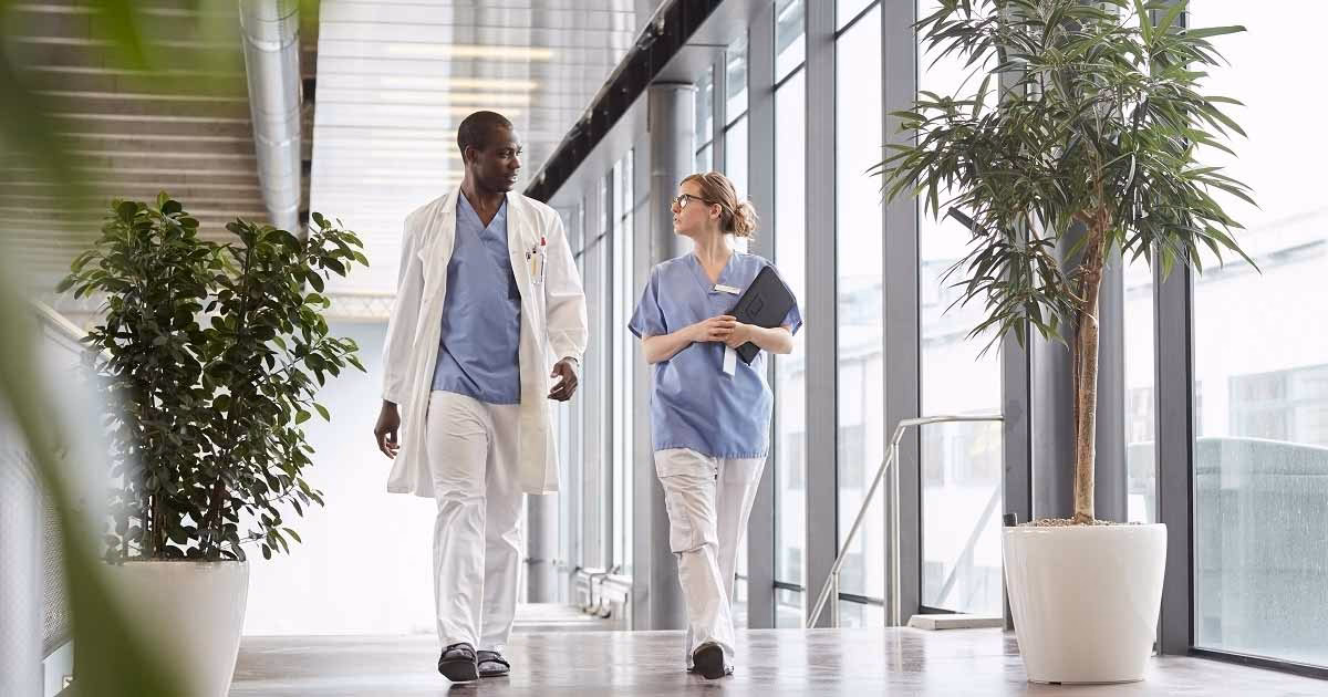 ¿Cuáles son los mayores impactos y riesgos ambientales durante el funcionamiento de los hospitales?