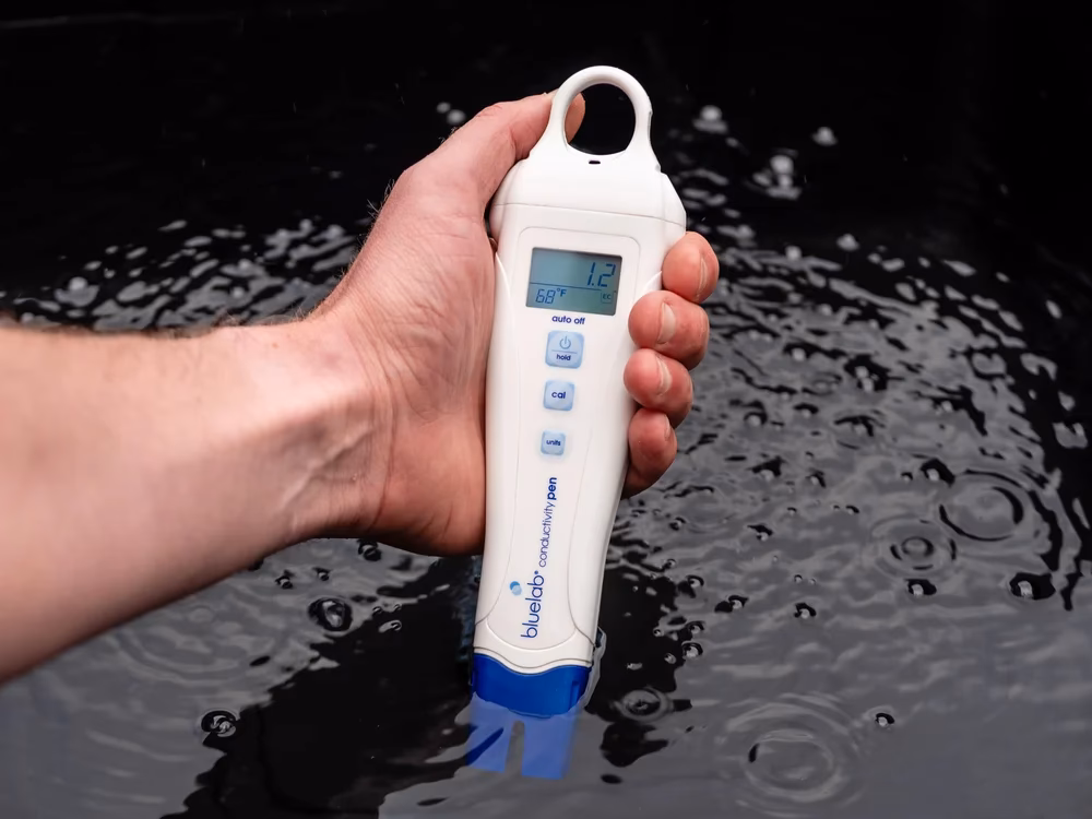 ¿Qué es la conductividad en el agua y cómo afecta al tratamiento de aguas residuales?