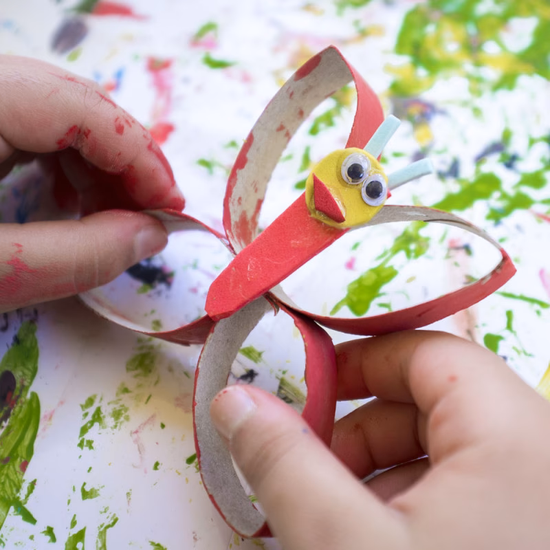 ¿Cuál es la importancia del reciclaje y la fabricación de objetos con materiales reciclados?