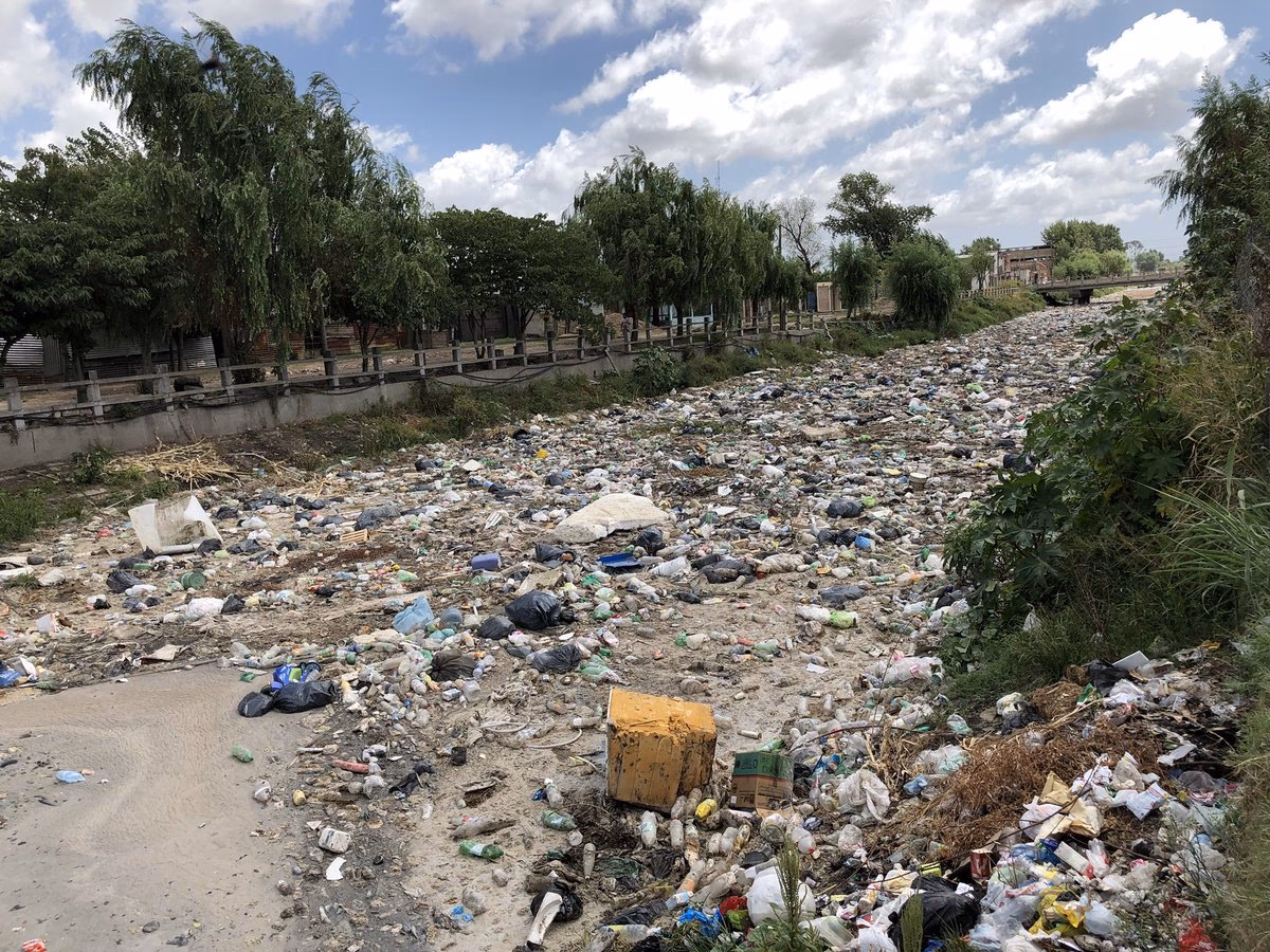 ¿Cuáles son las causas de la contaminación de los arroyos?