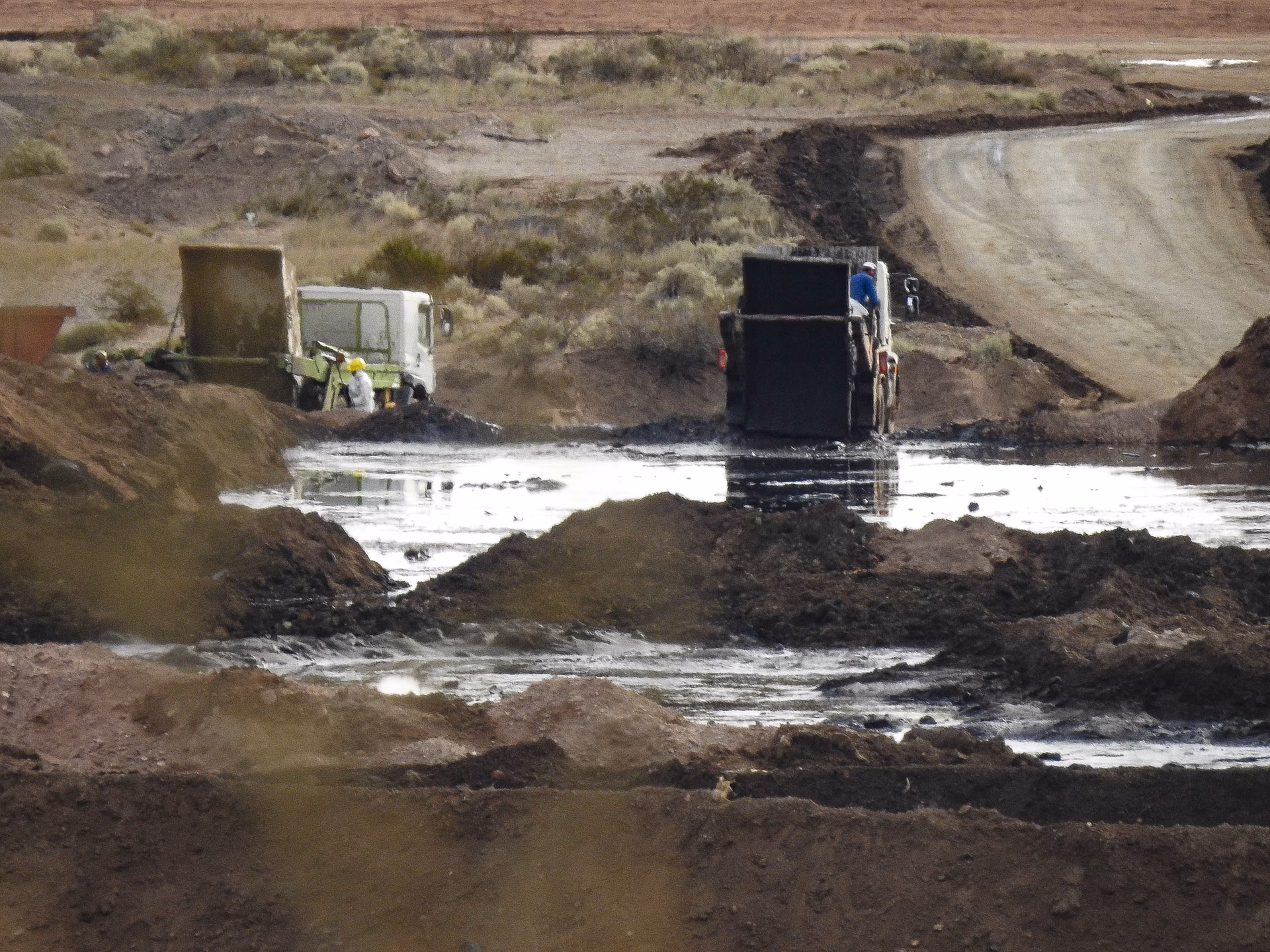 ¿Cuáles son las consecuencias de la contaminación de las aguas subterráneas y superficiales?