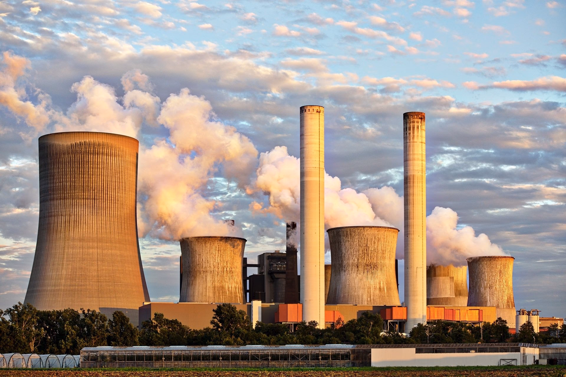 ¿Cuál es el impacto ambiental de la descarga de aguas residuales en la industria papelera?