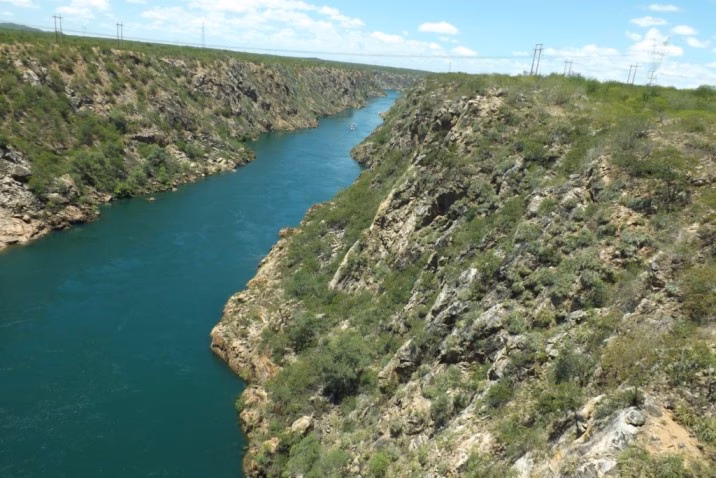 ¿Cuál es la velocidad de corriente del arroyo San Francisco?