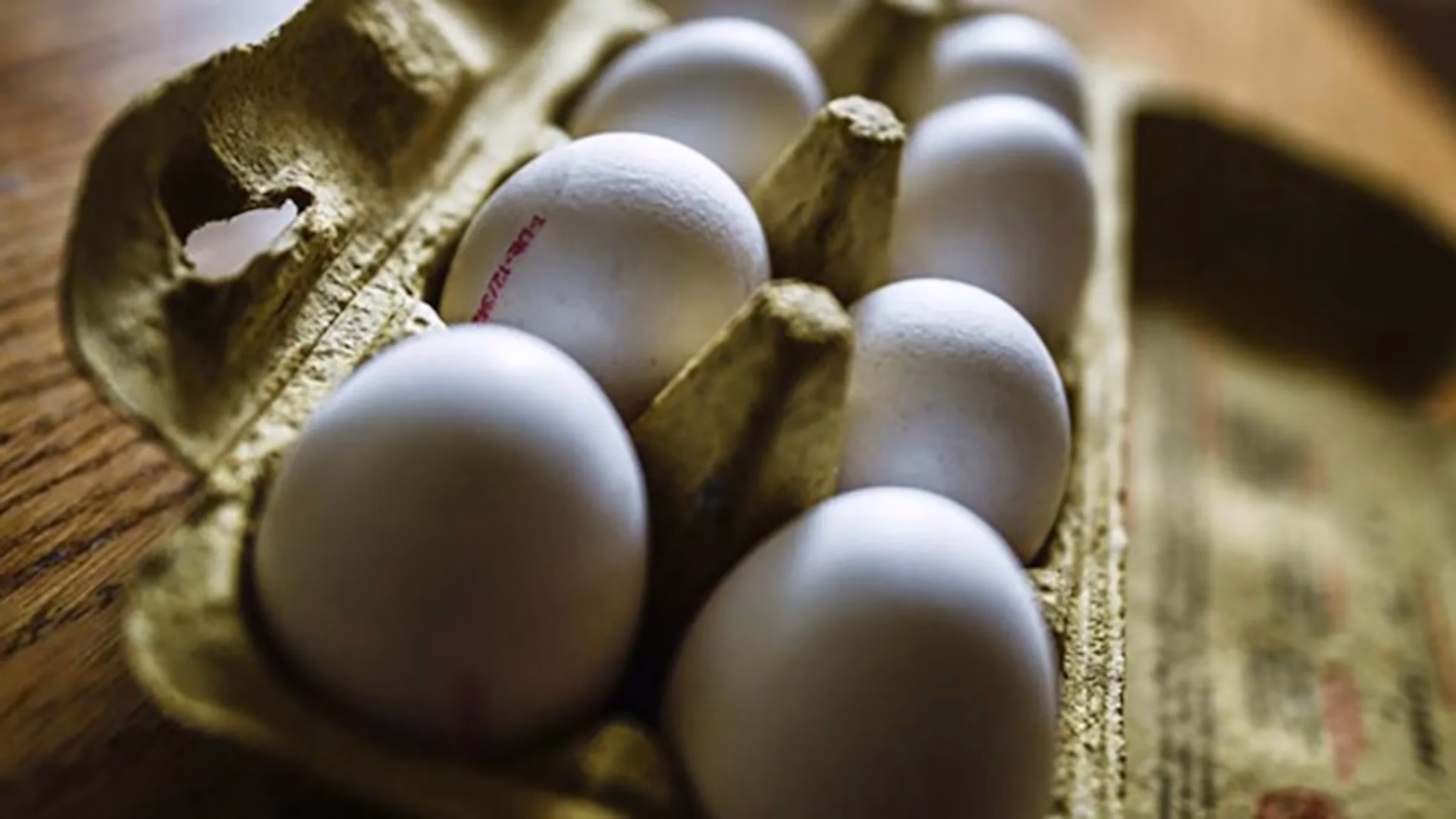 ¿Por qué los pollitos nacieron de los huevos con mayor temperatura de incubación?