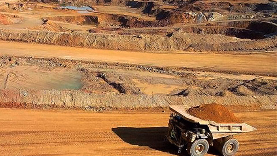 ¿Por qué los relaves mineros contaminan los ríos y lagos?