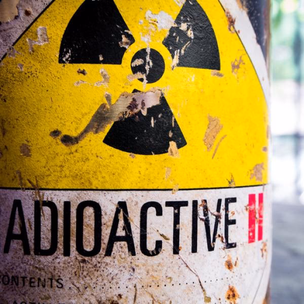 ¿Qué actividades humanas contribuyen a la contaminación radiactiva?