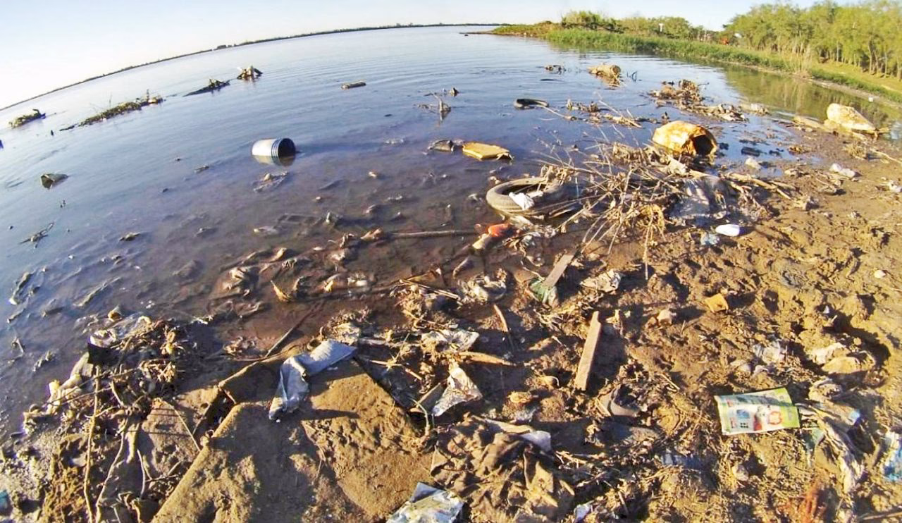 ¿Qué es la contaminación plástica en el río Paraná?