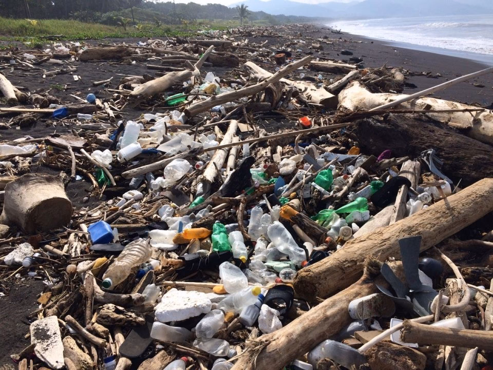 ¿Cuál es la relación entre la contaminación y el patrón de consumo de los costarricenses?