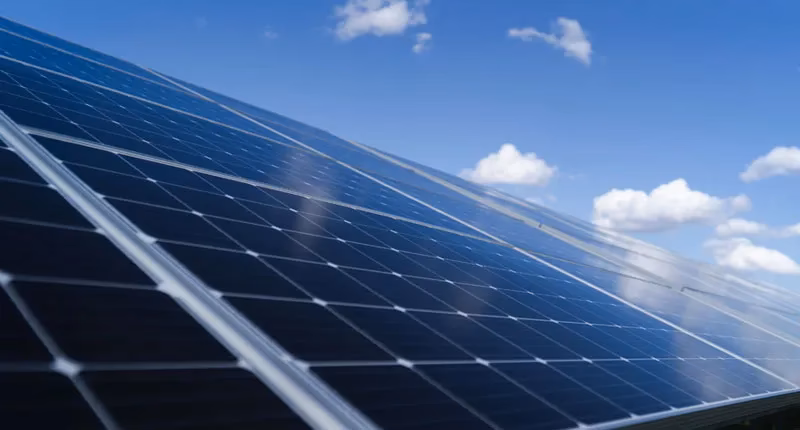 ¿Cuánto produce un panel solar en un mes?