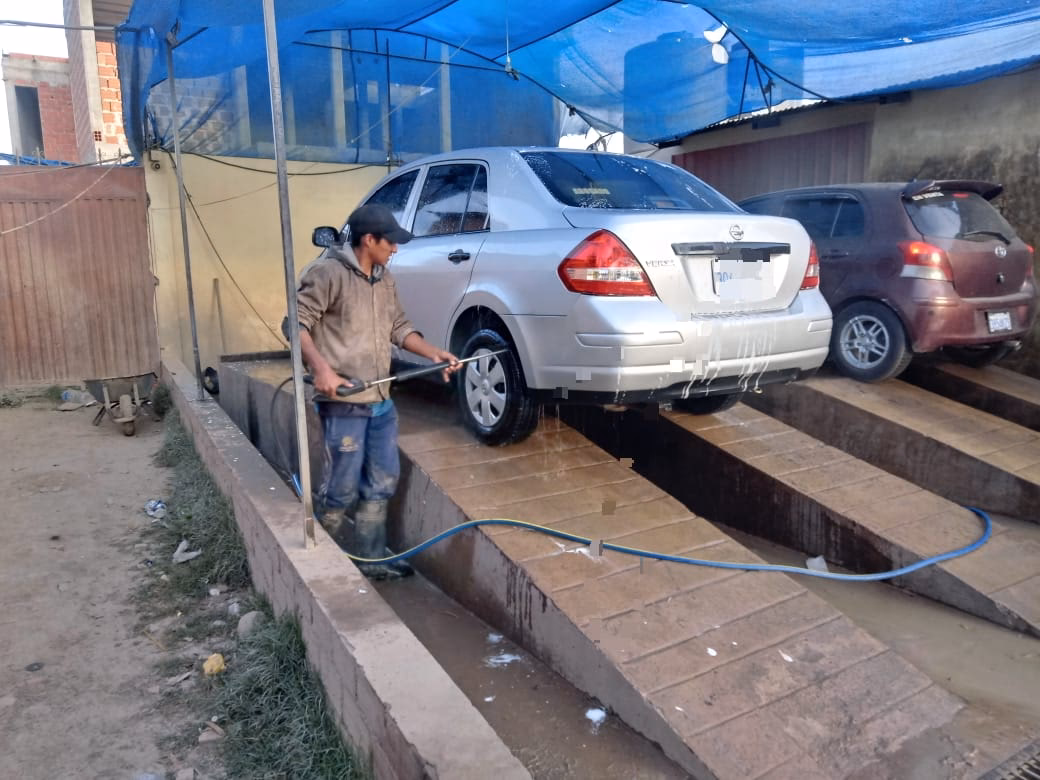 ¿Cómo ahorrar agua en un lavadero de carros?