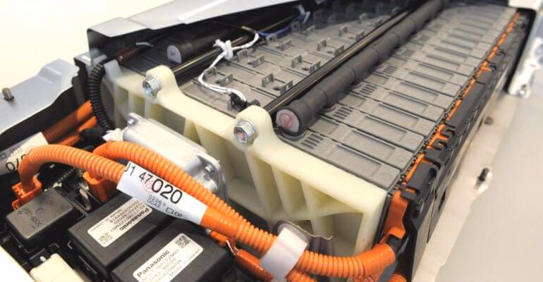 ¿Qué factores afectan la duración de la batería híbrida?